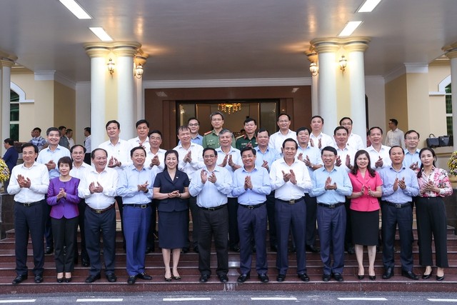 Thủ tướng Phạm Minh Chính cùng lãnh đạo các bộ ngành và tỉnh Bắc Giang. Ảnh VGP/Nhật Bắc