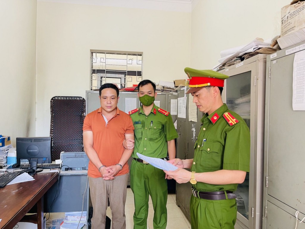 Cơ quan Cảnh sát Điều tra Công an huyện Lục Ngạn đọc lệnh bắt tạm giam đối với Nguyễn Mạnh Hùng