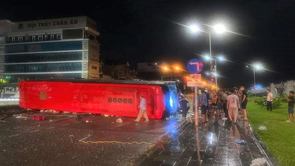 Xe khách biển số tỉnh Nghệ An bị lật, 4 người tử vong, nhiều người thương nặng