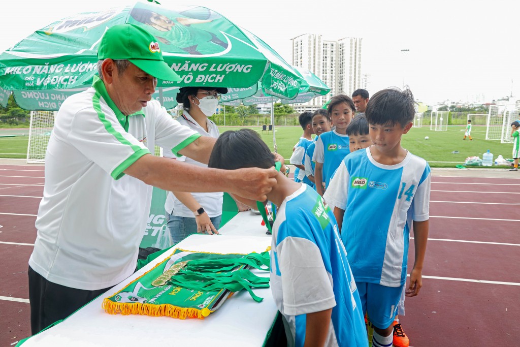 Những tấm huy chương được trao cho các cầu thủ nhí sau những ngày tranh tài sôi nổi