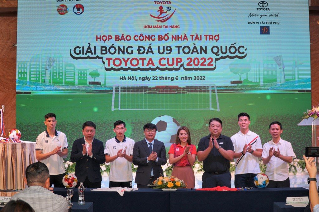 Ban tổ chức Giải Bóng đá U9 toàn quốc Toyota Cup 2022 chụp ảnh cùng ba tuyển thủ quốc gia Đỗ Duy Mạnh, Nguyễn Hai Long và Quan Văn Chuẩn 