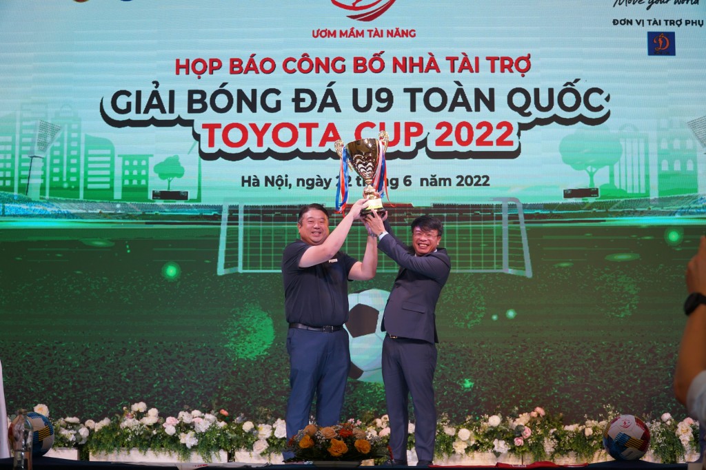 Phó Giám đốc Toyota Việt Nam trao chiếc cúp của giải đấu cho Tổng Biên tập Báo Thiếu niên Tiền Phong & Nhi đồng
