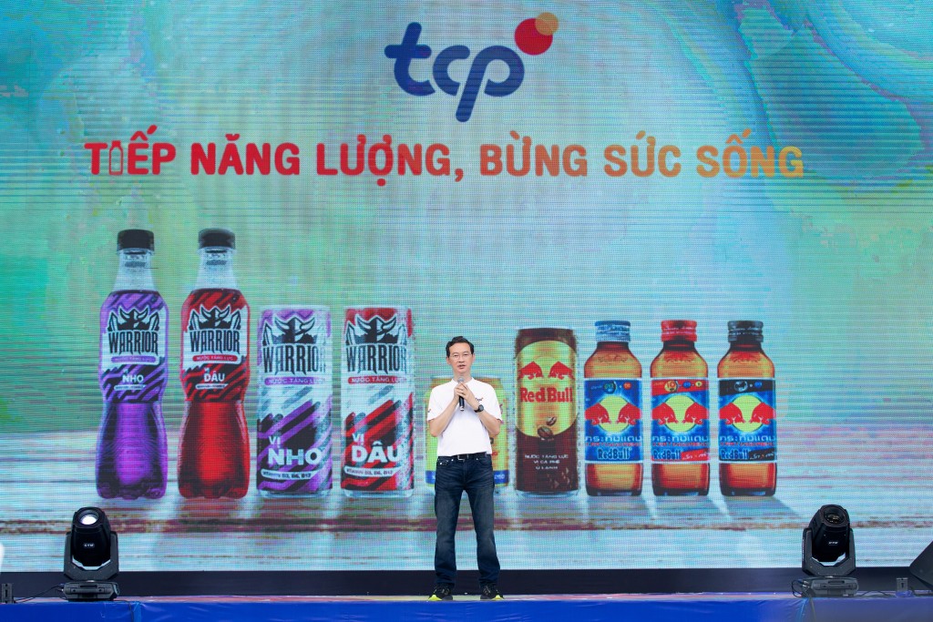 Ông Saravoot Yoovidhya - CEO Tập đoàn TCP chia sẻ tiếp năng lượng cho các thí sinh tại vòng chung kết