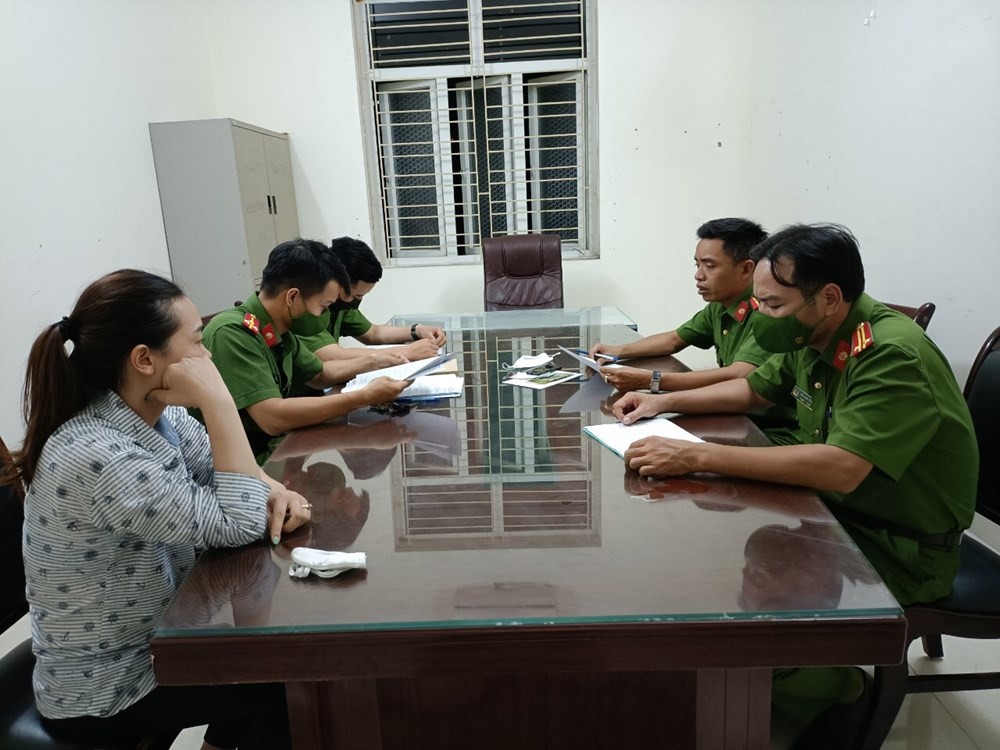 Đội Cảnh sát trật tự - Phòng Cảnh sát QLHC về TTXH làm việc với Nguyễn Thị Hợp