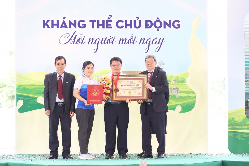 Đại diện New Image Việt Nam nhận bằng chứng nhận Kỷ lục “Số lượng gia đình pha chế và dùng bữa sáng bổ sung IgG bằng sản phẩm Alpha Lipid Lifeline cùng lúc nhiều nhất Việt Nam” (1)