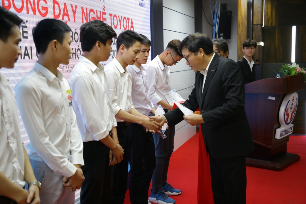 Ông Phạm Thanh Tùng - Phó Tổng GĐ Toyota Việt Nam trao bằng tốt nghiệp khóa 2