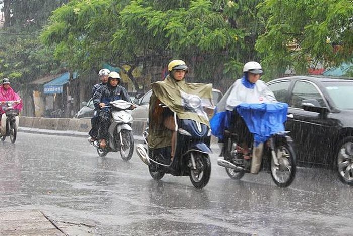 Hà Nội ngày nắng nóng, chiều tối và đêm có mưa rào và dông vài nơi