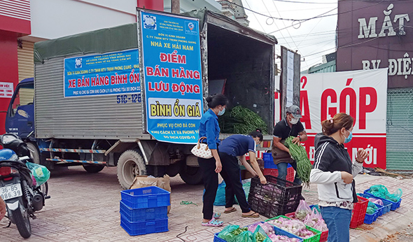 Một chuyến xe bán hàng lưu động bình ổn giá được triển khai ở Biên Hòa, Đồng Nai