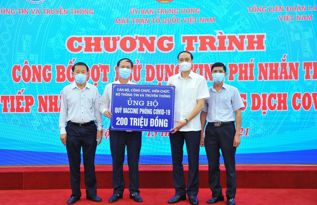 Đại diện Bộ Thông tin và Truyền thông trao tượng trưng số tiền 200 triệu đồng ủng hộ Quỹ vaccine phòng COVID-19