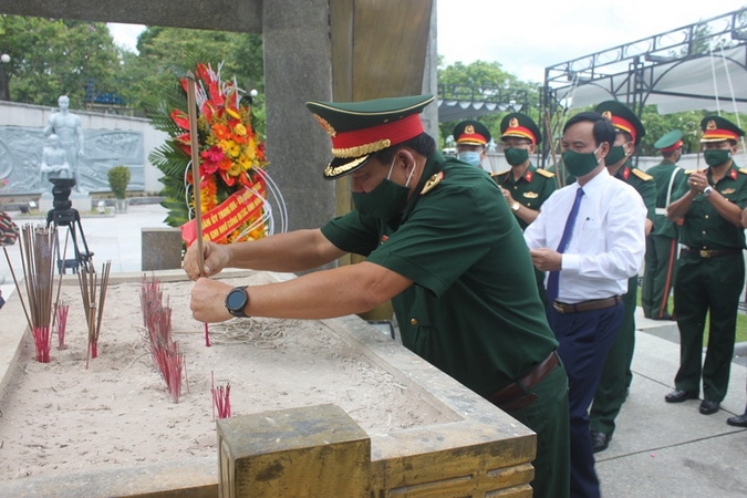 Đoàn công tác thắp hương, tưởng nhớ, tri ân các Anh hùng liệt sỹ