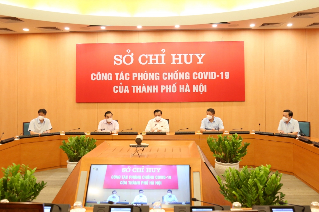Bí thư Thành ủy Hà Nội Đinh Tiến Dũng cùng các đồng chí lãnh đạo TP Hà Nội dự họp trực tuyến với sở chỉ huy các sở, ngành, quận, huyện, thị xã.