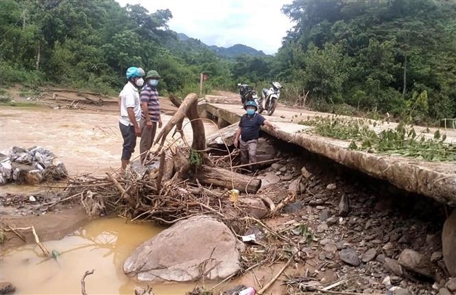 Nhiều tuyến đường trên địa bàn huyện Kỳ Sơn, tỉnh Nghệ An bị sạt lở 