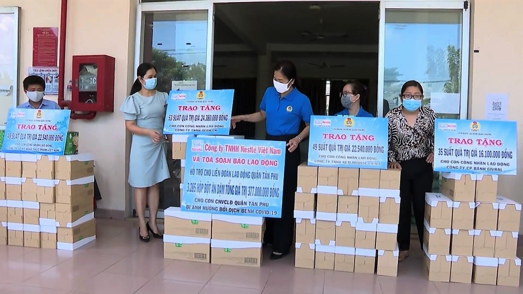 Đại diện Nestlé Việt Nam phối hợp với Liên đoàn Lao động TP HCM trao quà cho công nhân bị khó khăn do dịch Covid-19
