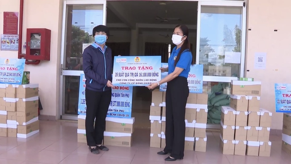 Nestlé Việt Nam phối hợp với Liên đoàn lao động Tp. HCM  trao quà cho công nhân bị khó khăn do dịch  Covid - 19