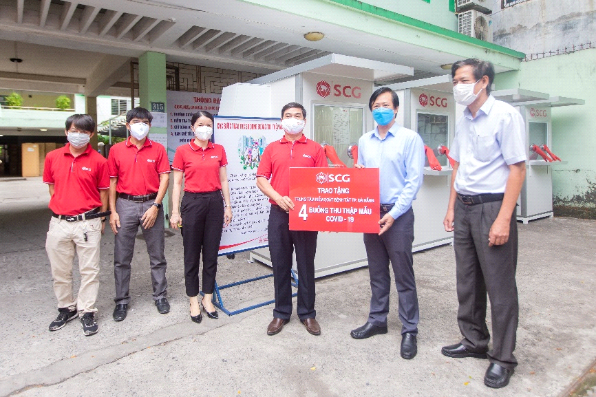 Đại diện Công ty TNHH Vật liệu xây dựng xi măng SCG Việt Nam bàn giao 4 phòng áp lực dương kháng khuẩn di động cho Trung tâm Kiểm soát bệnh tật Đà Nẵng 2627 image003