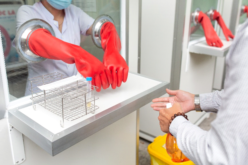 Các y bác sĩ tại Trung tâm Kiểm soát bệnh tật Đà Nẵng thử nghiệm sử dụng hệ thống phòng áp lực dương kháng khuẩn di động 2641 image013