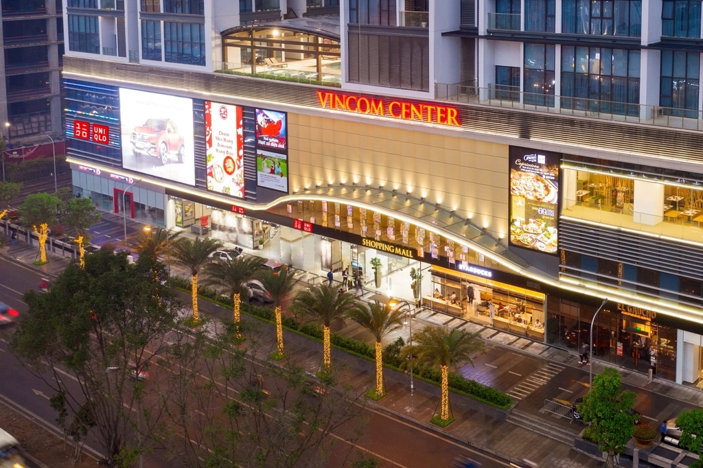 0820 uniqlo vincom metropolis store image