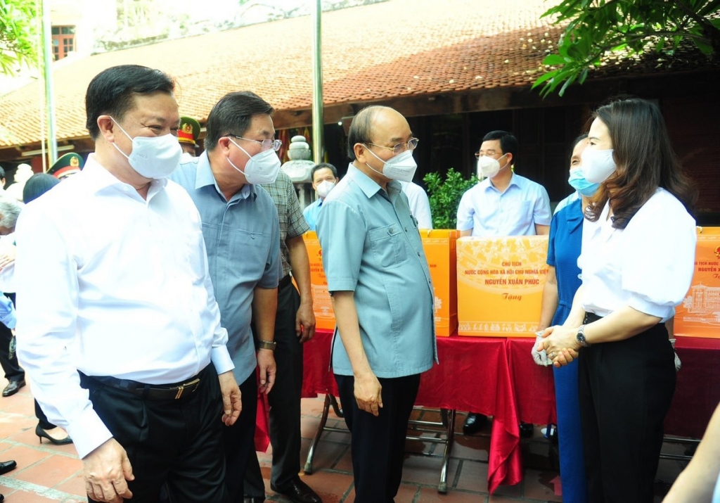 Chủ tịch nước Nguyễn Xuân Phúc cùng các đồng chí lãnh đạo Trung ương và thành phố Hà Nội thăm, động viên