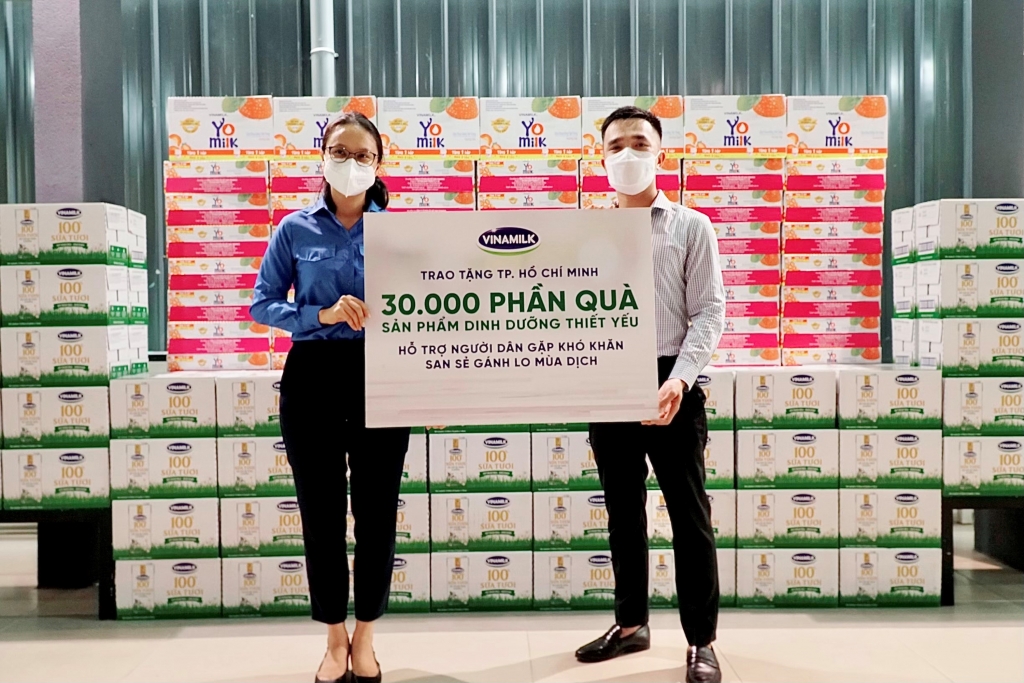 30.000 phần quà đã được Vinamilk trao cho Thành Đoàn TP.HCM để gửi đến người lao động, người dân khó khăn do ảnh hưởng của bệnh dịch trên địa bàn thành phố