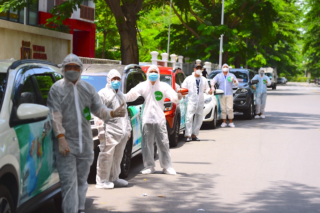 Các đối tác GrabCar trong một hoạt động tình nguyện chở nhu yếu phẩm đến các bệnh viện dã chiến tại TP.HCM