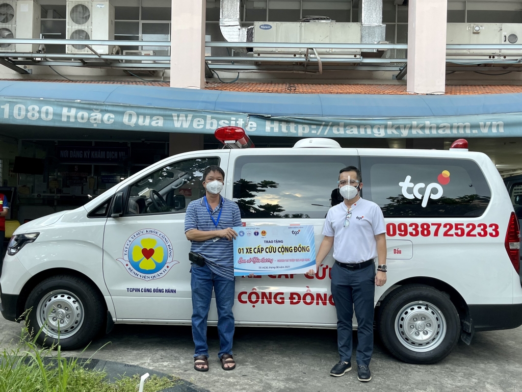 TCPVN trao tặng xe cấp cứu cho BV quận 11, TP.HCM