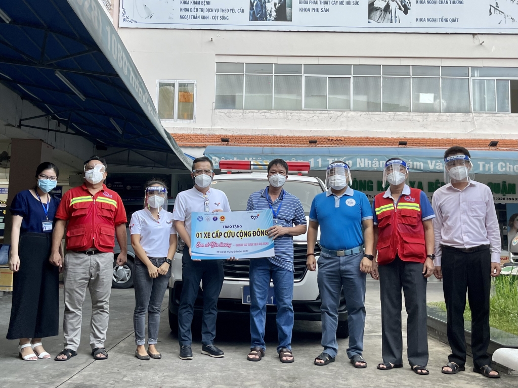 Xe cứu thương trị giá tương đương 810 triệu đồng được TCPVN phối hợp Sở Y tế TP.HCM gửi tặng Bệnh viện quận 11, TP.HCM