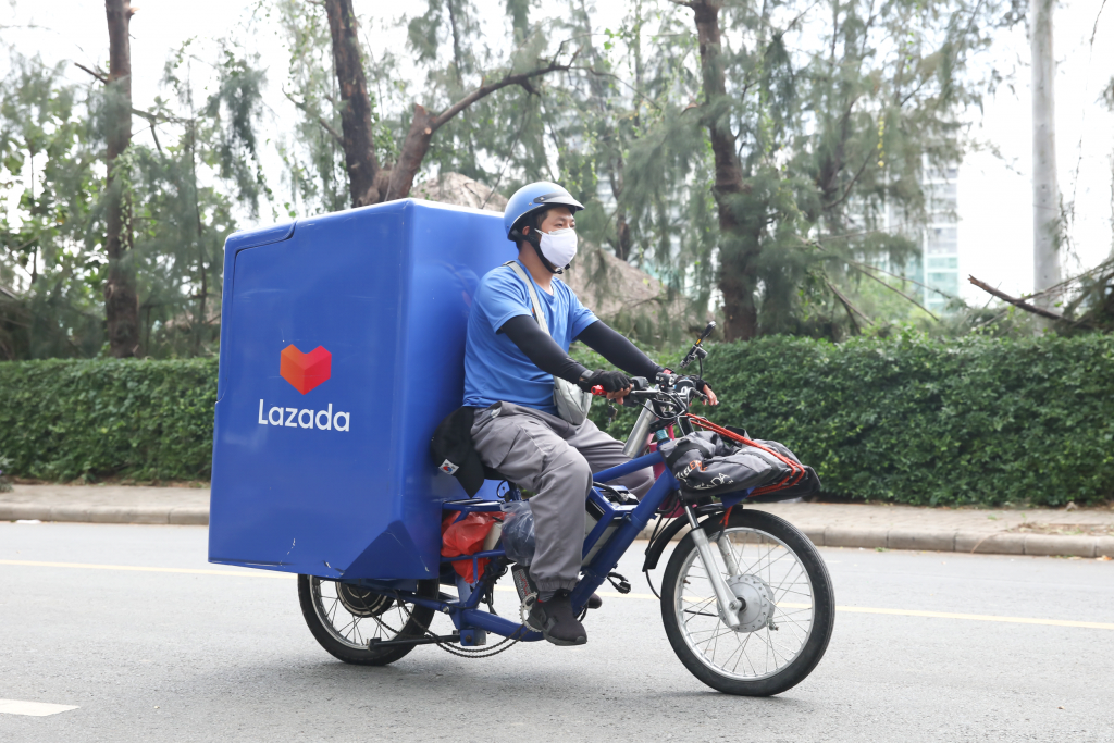 Nhân viên đang giao hàng trên xe máy điện – một sáng kiến được tiên phong triển khai bởi Lazada Việt Nam