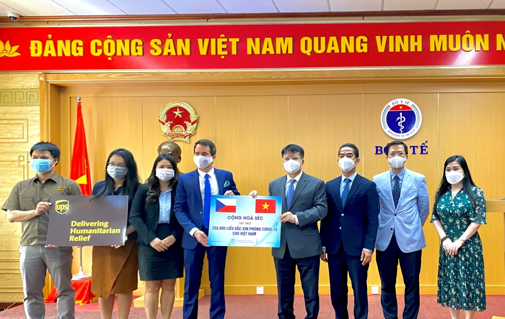 Đại diện của Đại sứ quán Cộng Hòa Séc tại Việt Nam, Bộ Y Tế, và công ty UPS Việt Nam tham dự buổi lễ