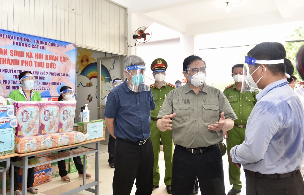 Thủ tướng Phạm Minh Chính thị sát công tác phòng chống dịch, thăm hỏi, động viên người dân trong vùng cách ly phong tỏa, ở TP. Thủ Đức, TPHCM