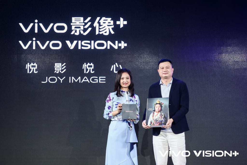 Bà Wang Yan (trái) và ông Michael Chang (phải) công bố khai mạc Giải Thưởng Nhiếp Ảnh Di Động vivo VISION+
