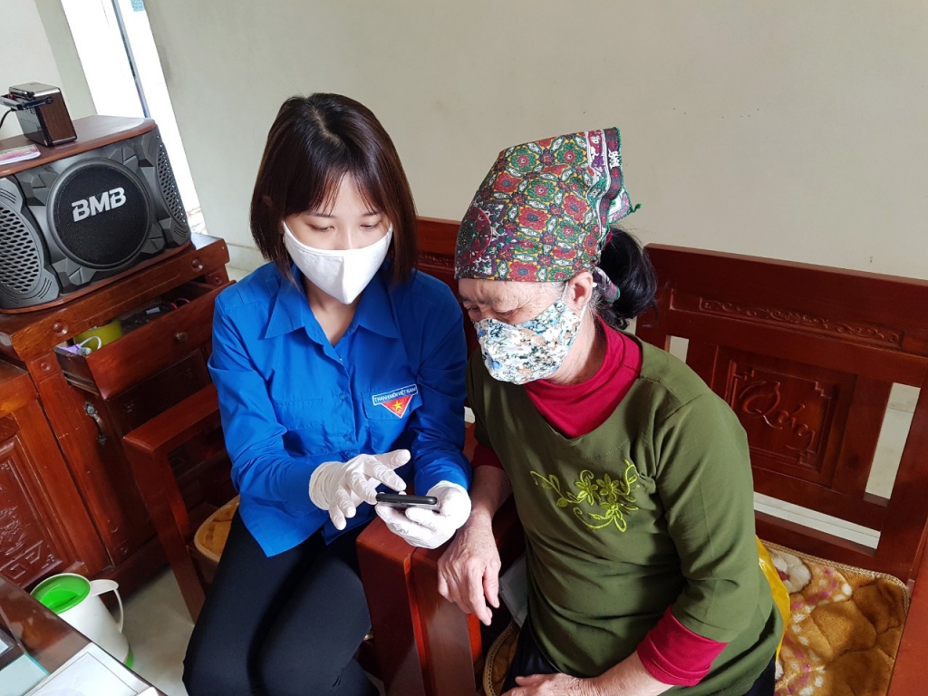 Thành viên Đội Thanh niên tình nguyện giúp người dân tìm hiểu về dịch vụ công trực tuyến