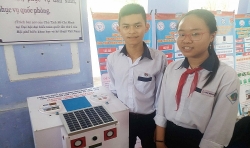 Thùng rác biết nói, chào của 2 em học sinh ở Thừa Thiên Huế