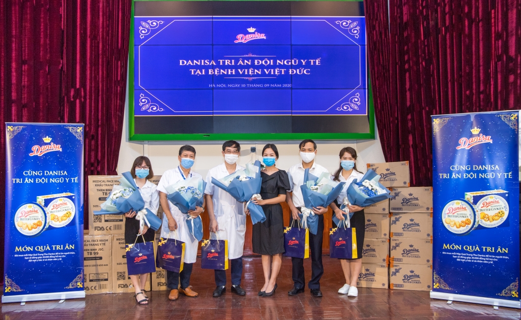 Danisa trao tặng 50.000  khẩu trang y tế trị giá và 100 phần quà trị giá 120 triệu đồng cho Bệnh viện Hữu nghị Việt Đức Hà Nội