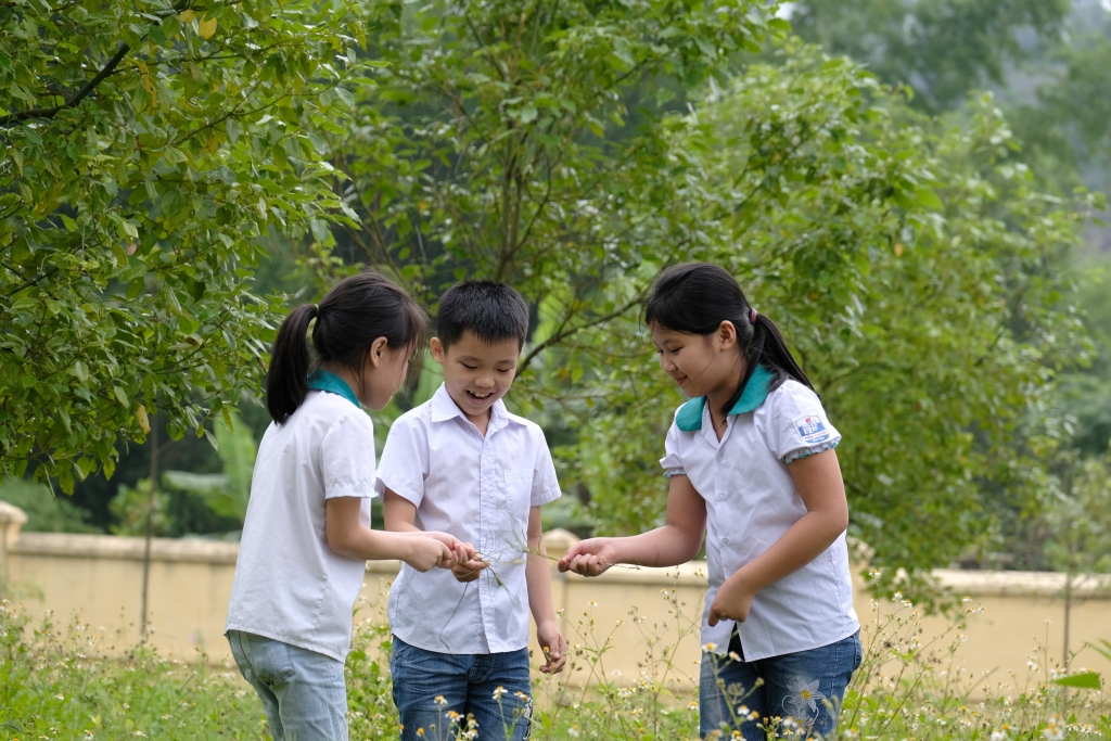 Các em học sinh đến tham quan và vui chơi bên những cây xanh do “Quỹ 1 triệu cây xanh cho Việt Nam” trồng tặng tại khu di tích lịch sử Nà Tu, Bắc Kạn