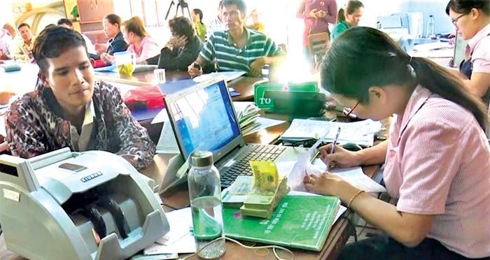 Người dân nhận vốn vay ngay tại điểm giao dịch của Ngân hàng Chính sách Xã hội huyện Minh Long (Quảng Ngãi)