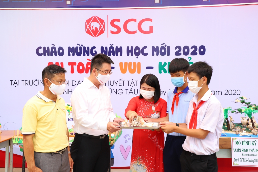 Với các vật liệu tái chế,các em đã tạo nên các mô hình sáng tạo, thú vị