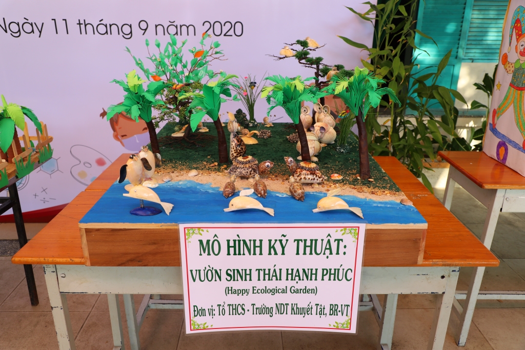 Với các vật liệu tái chế,các em đã tạo nên các mô hình sáng tạo, thú vị