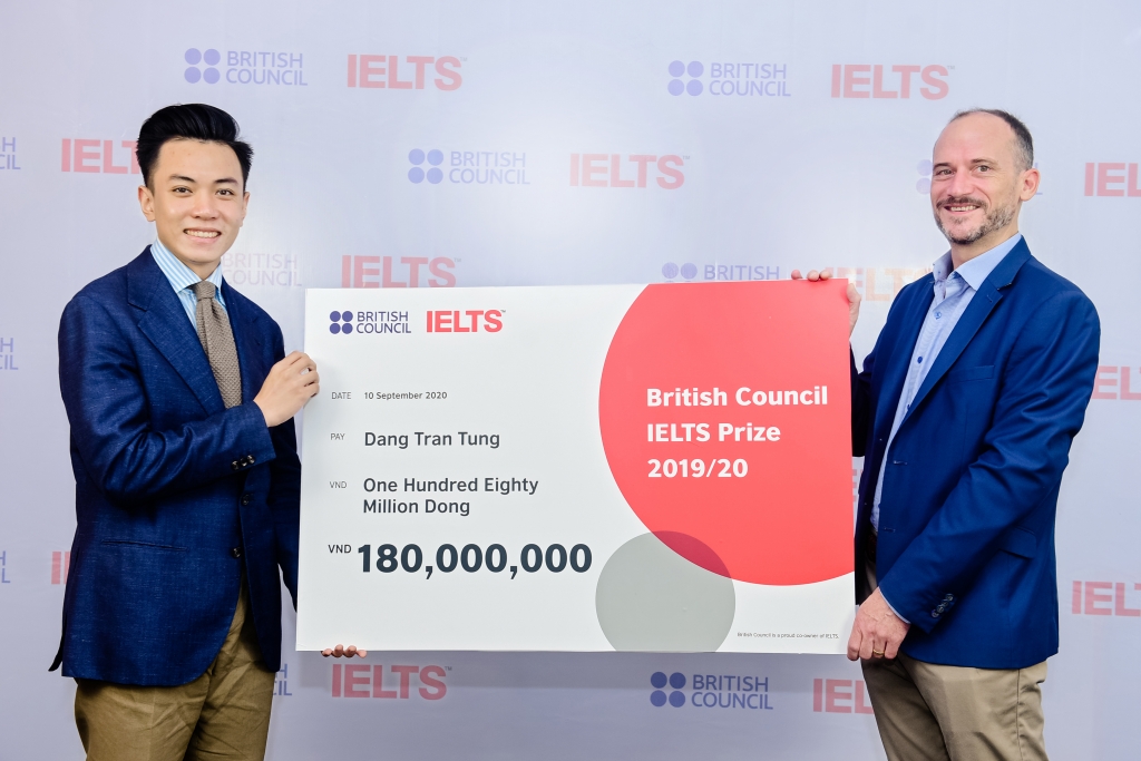 Đặng Trần Tùng, Giải Nhất Học bổng IELTS Prize, đạt điểm tuyệt đối (9.0) cho cả hai hình thức thi IELTS trên giấy và thi IELTS trên máy tính. Tùng sẽ theo học Thạc sĩ Giảng dạy, ĐH Curtin, Úc vào năm sau.