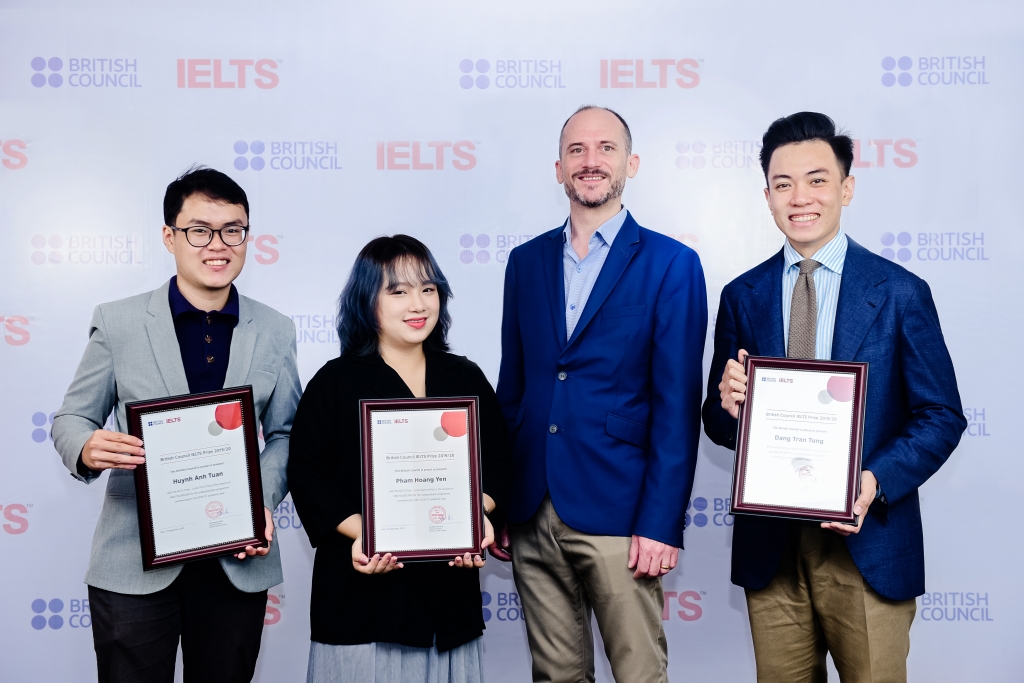 Ông Andrew Burlton - Giám đốc điều hành Hội đồng Anh tại Việt Nam, trao chứng nhận cho 3 bạn trẻ xuất sắc nhận học bổng IELTS Prize 2019/20