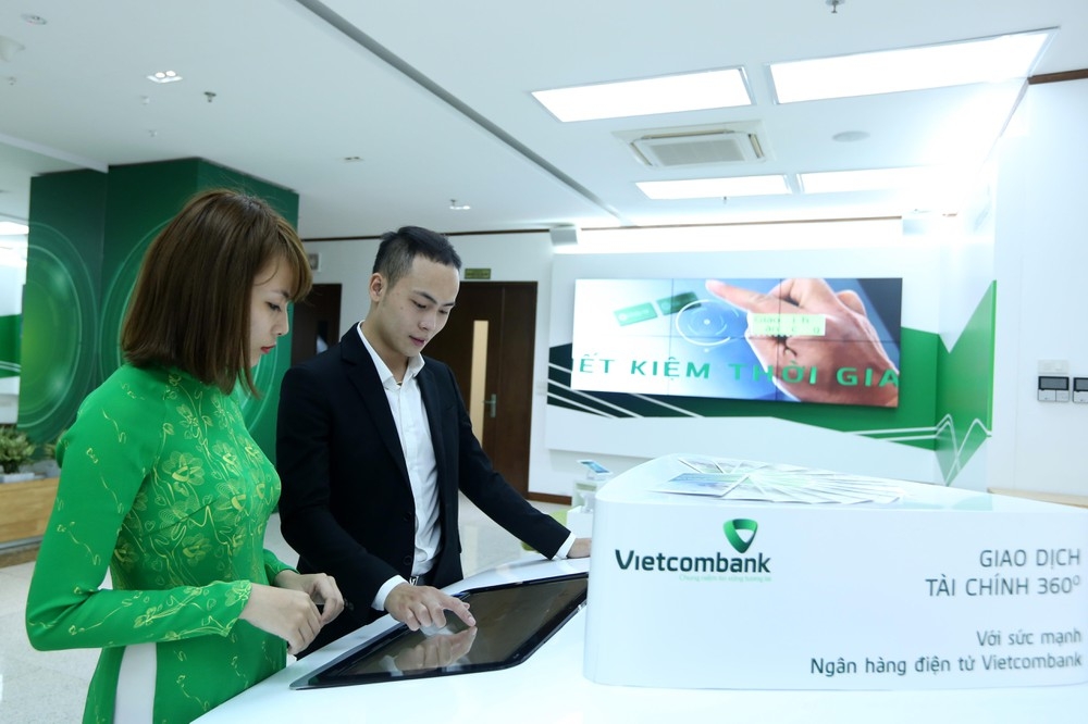 Nhân viên ngân hàng Vietcombank hướng dẫn người dân thanh toán điện tử đối với dịch vụ công