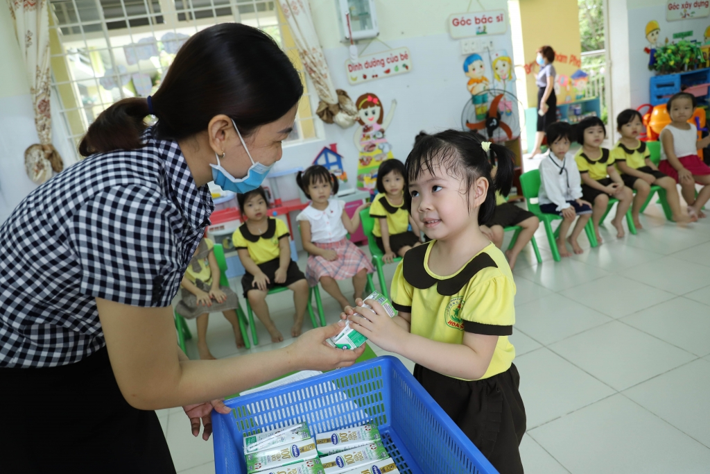 Học sinh cấp mầm non tại TP Đà Nẵng đã được uống sữa theo chương trình ngay trong ngày đầu tiên quay lại trường học sau giãn cách xã hội
