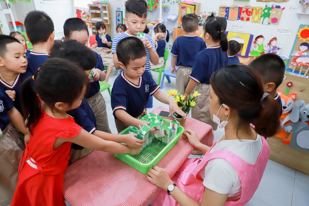 Trong giờ uống sữa, các em tự giác gấp gọn vỏ hộp sữa và đặt đúng nơi quy định, góp phần hình thành ý thức bảo vệ môi trường