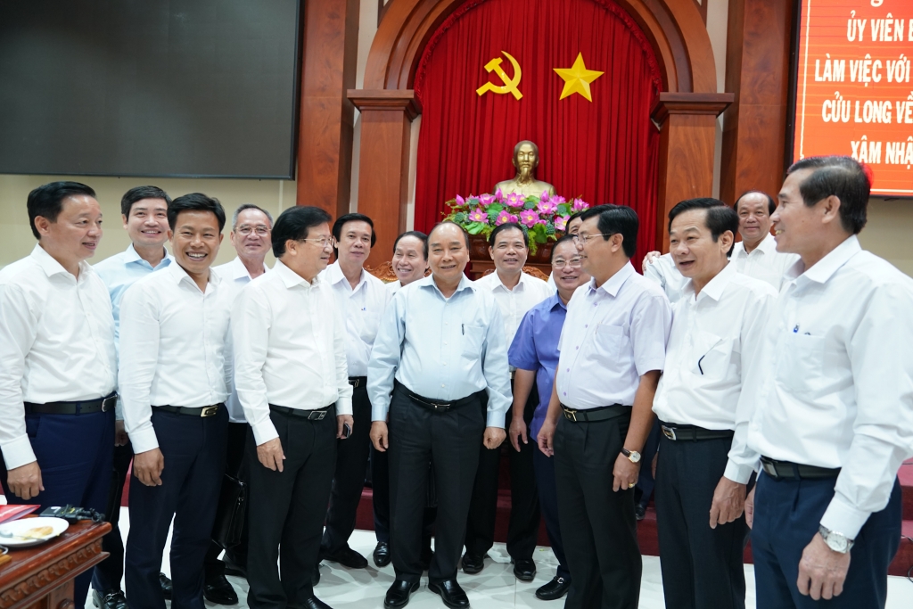 Thủ tướng Nguyễn Xuân Phúc trao đổi cùng các đại biểu