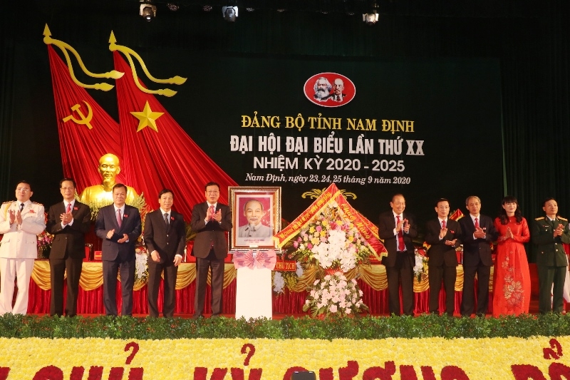 Thay mặt Bộ Chính trị, Ban Bí thư T.Ư Đảng, Phó Thủ tướng Trương Hòa Bình tặng ảnh Bác Hồ và hoa chúc mừng đại hội