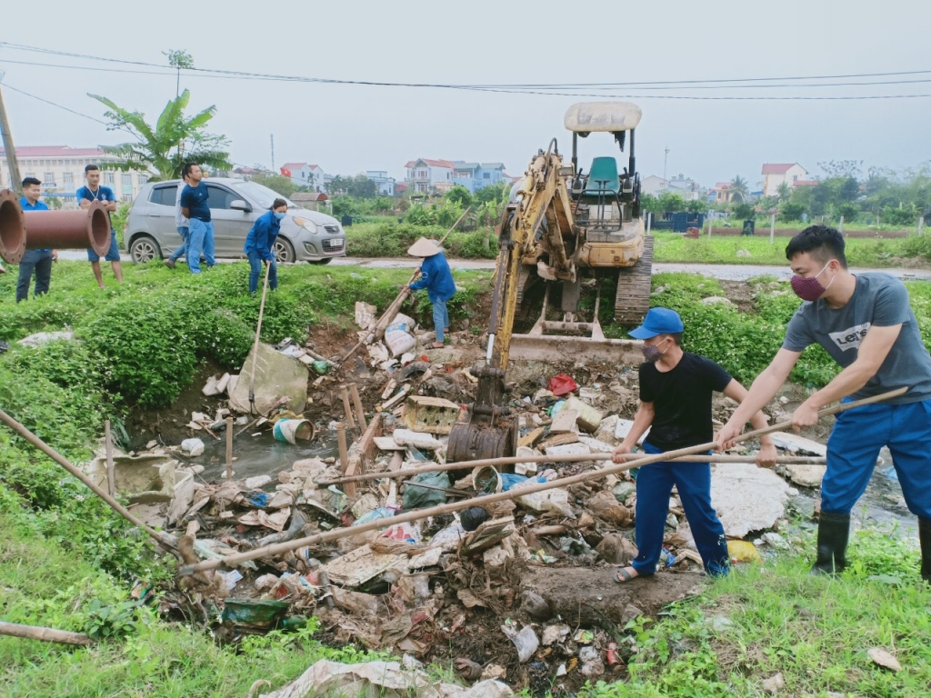 Công nhân lao động dọn rác bảo vệ môi trường