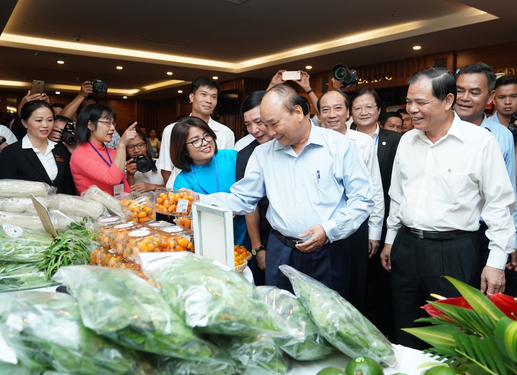 Thủ tướng nhắc đến việc giải quyết vấn đề vốn cho nông dân, giải quyết vấn đề đất đai, nhất là đồng bào dân tộc