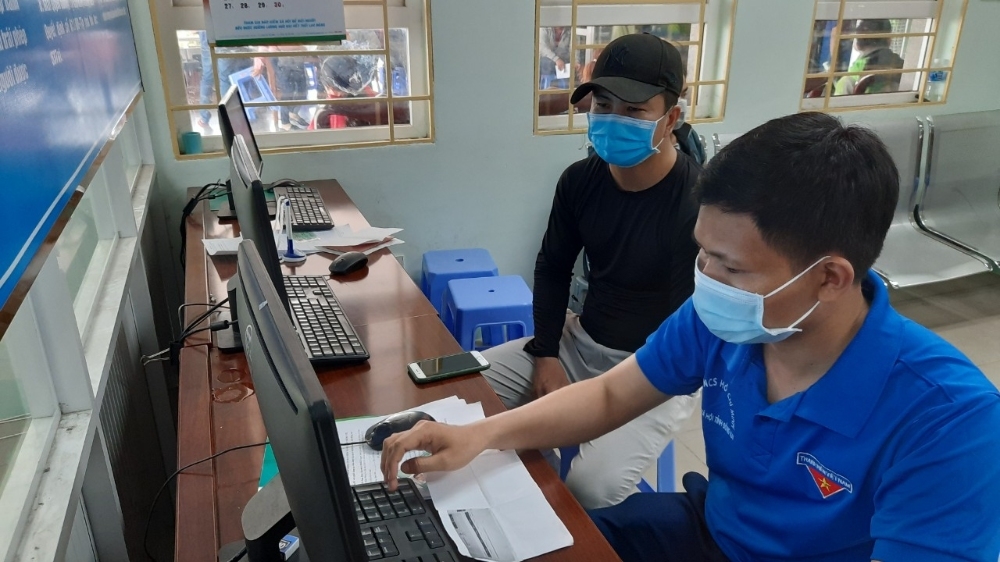 Cán bộ Bảo hiểm xã hội tỉnh Đồng Nai hướng dẫn người dân thực hiện giao dịch hồ sơ trực tuyến trong lĩnh vực BHXH, BHYT