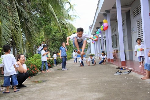 Nhà Nuôi Trẻ Hướng Dương rộn ràng tiếng vui đùa của các cháu trong chương trình Trung thu do Thành Viên và nhân viên Herbalife Việt Nam cùng nhau tổ chức. Nhà Nuôi Trẻ Hướng Dương hiện đang nuôi dạy 32 cháu nhỏ. 