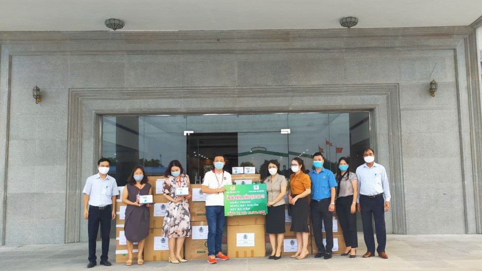 Nestlé Việt Nam phối hợp Liên đoàn Lao động tỉnh Hưng Yên trao sản phẩm dinh dưỡng cho công nhân KCN trên địa bàn tỉnh.