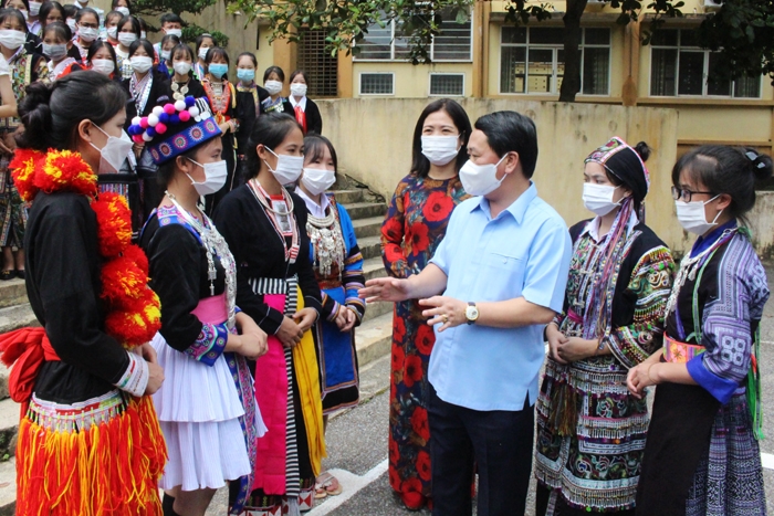 ...và thăm hỏi, động viên các em học sinh tiếp tục nỗ lực hơn trong học tập.